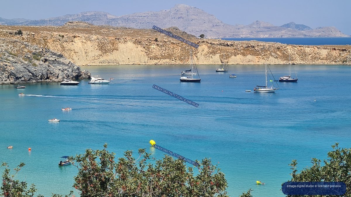 Turquoise Bay with Sailboats, Rocky Coast and Mountainous Horizon — Lindos, Rhodes