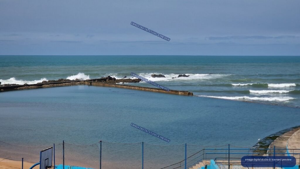 Coastal seawater pool beside breaking ocean waves — Casablanca, Morocco