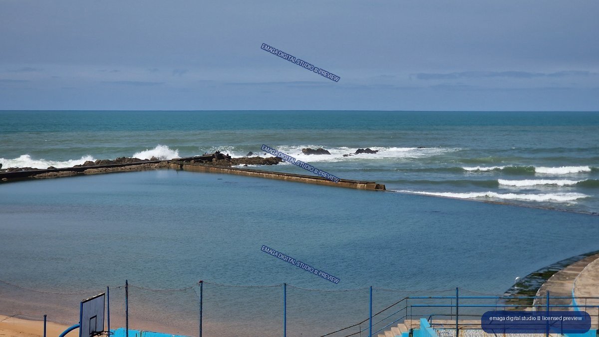 Coastal seawater pool beside breaking ocean waves — Casablanca, Morocco