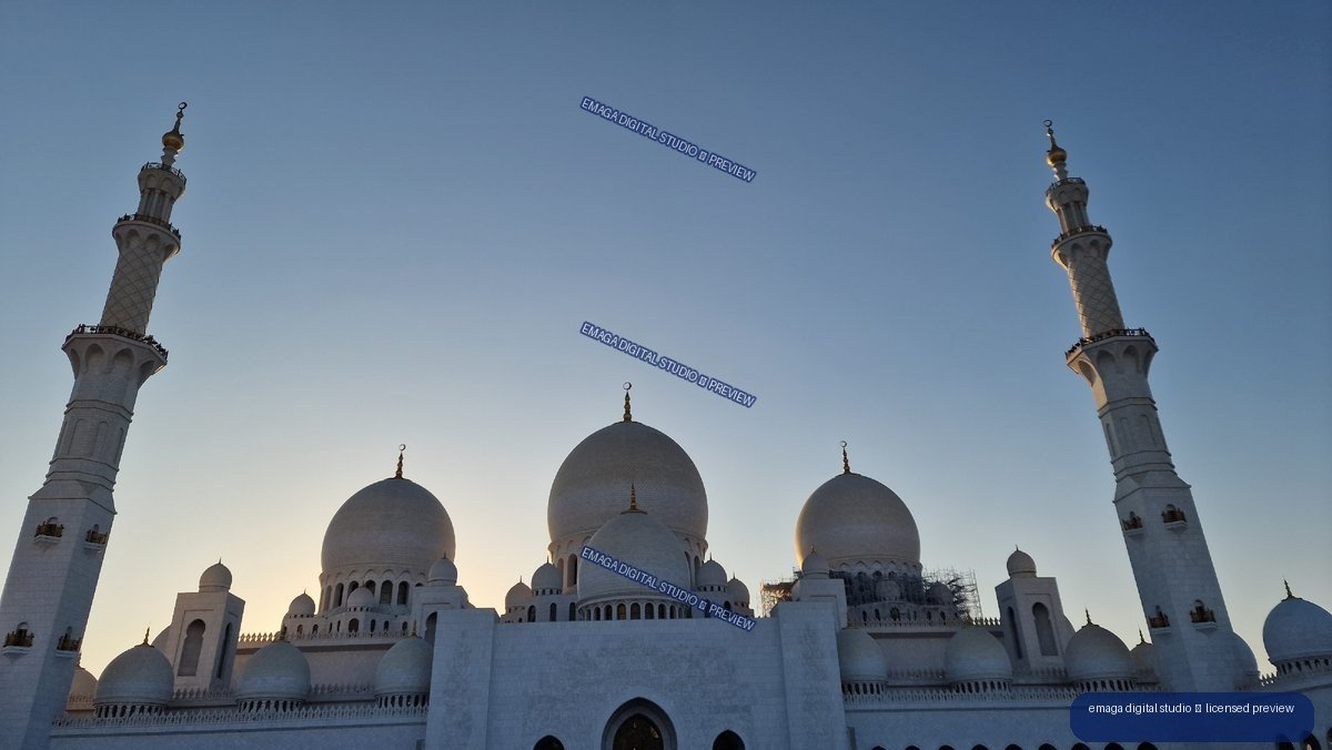 Sheikh Zayed Grand Mosque in Abu Dhabi, UAE at Dusk